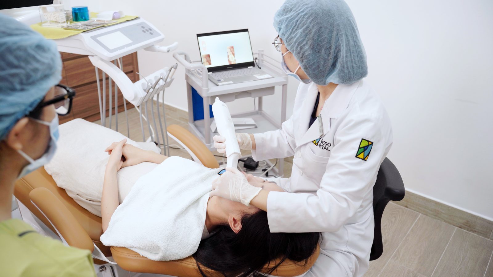 iTero digital impression scan in progress at Picasso Dental before porcelain veneer treatment